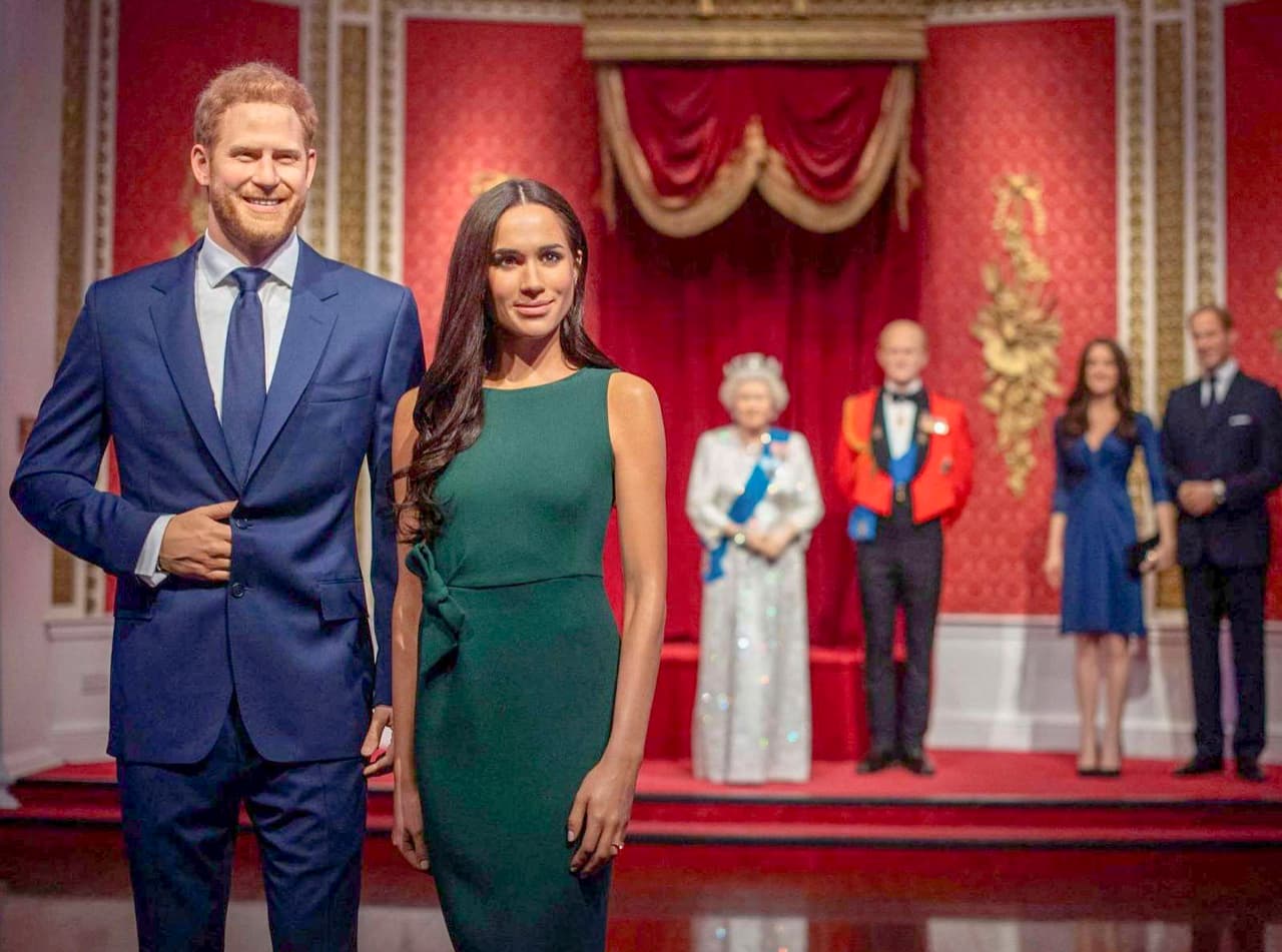 La duquesa luce un vestido verde sin mangas con un lazo en la cintura, mientras que el duque viste un traje azul.
<br>