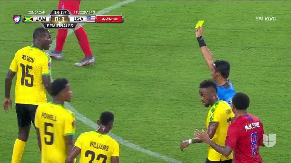 Tarjeta amarilla. El árbitro amonesta a Je-Vaughn Watson de Jamaica