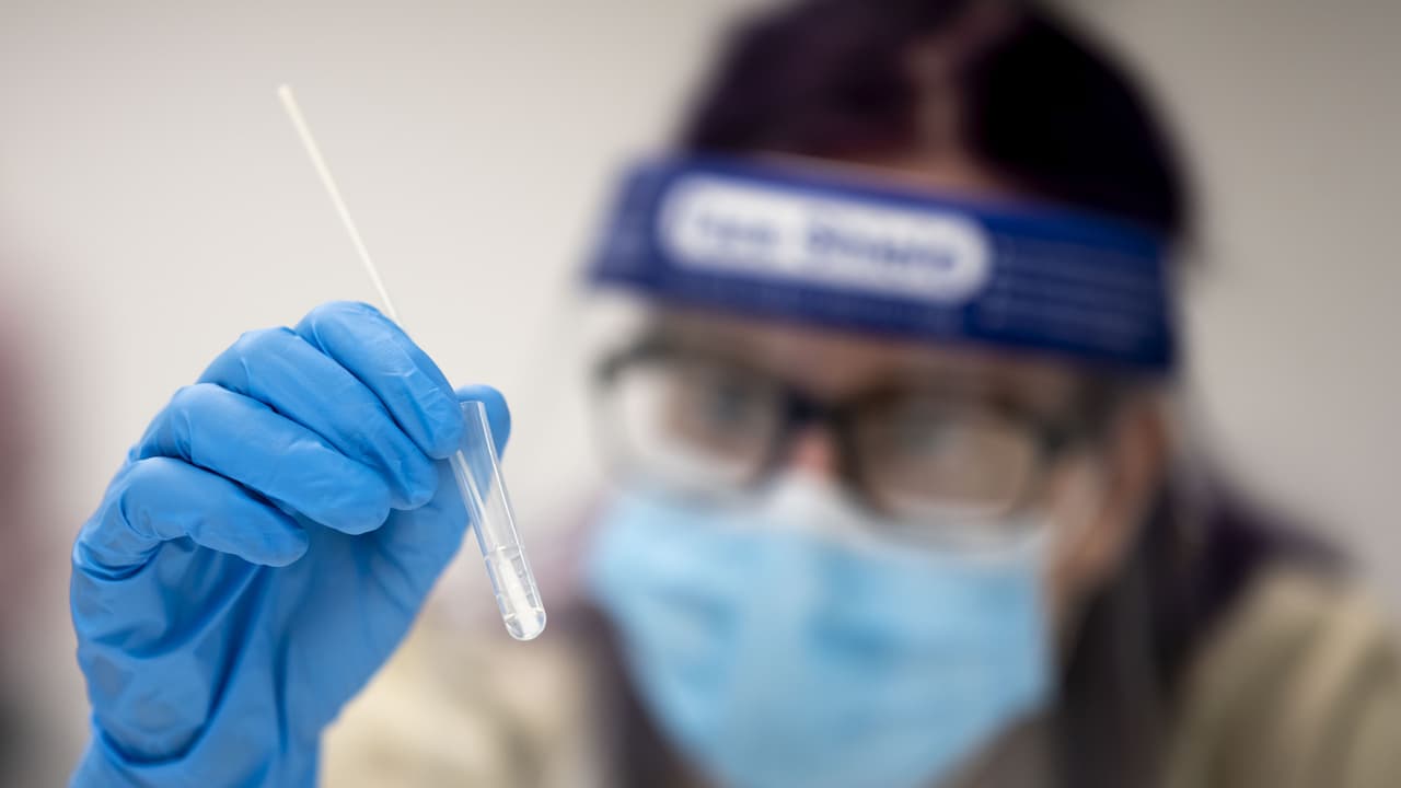 Vuelve la incertidumbre por el impacto emocional y económico tras la llegada de la variante ómicron a California