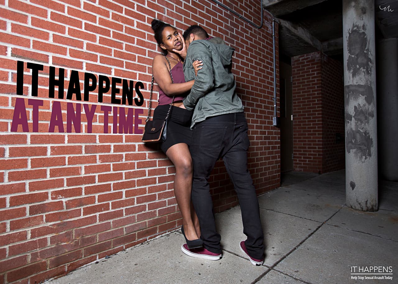 <a href="http://www.univision.com/noticias/violencia-sexual/ser-violada-y-no-denunciarlo-la-tragedia-de-las-indocumentadas-que-limpian-oficinas-de-noche">Como reveló un artículo de Univision Noticias</a>, el estudio ' 
<a href="http://lohp.org/wp-content/uploads/2016/05/The-Perfect-Storm.pdf" target="_blank">La tormenta perfecta', elaborado en mayo de 2016 por la Universidad de California, en Berkeley</a>, determinó que ser mujer, latina, inmigrante e indocumentada genera mayor riesgo y pone en desventaja a la víctima a la hora de pensar en una denuncia por acoso sexual, ya sea por miedo a retaliaciones o a perder el empleo, por las barreras del idioma o por desconocimiento de sus derechos. En el texto de la foto se lee: “Sucede a cualquier hora”. Foto: 
<a href="https://www.facebook.com/yanamazurkevichphotography">Yana Mazurkevich</a>/
<a href="http://currentsolutions.co/">Current Solutions</a>