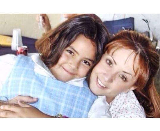 Como esta, en la que posó junto a Andrea Legarreta, quien dio vida a la maestra Lupita.