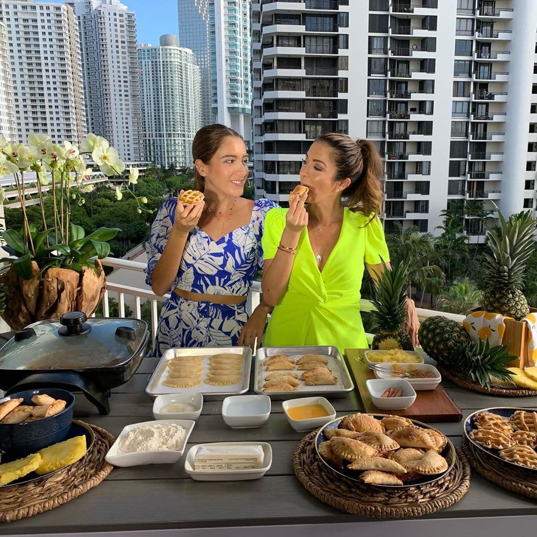 También pudimos ver la preparación de estos 
<a href="https://www.univision.com/shows/despierta-america/hechos-en-casa-y-con-mucho-sabor-receta-de-pastelitos-de-pina-hondurenos-para-disfrutar-este-verano-video">pastelitos de piña hondureños</a>, con la chef Hena Sofía Interiano, desde el balcón más florido de Miami.