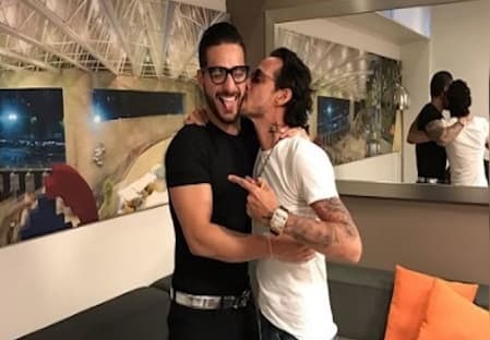 Hasta a
<b> Maluma </b>le tocó beso, el colombiano bromeó con que no era de su agrado.