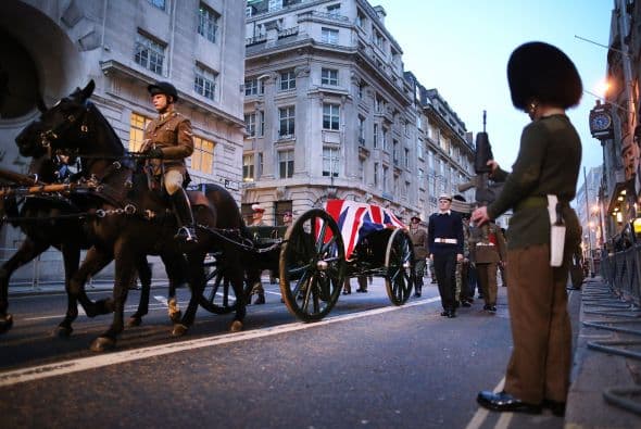 El costo del funeral de Thatcher, estimado por los medios en hasta 10 millones de libras (15.3 millones de dólares), ha provocado numerosas críticas, aunque el gobierno ha calificado esa cifra de "fantasiosa".
