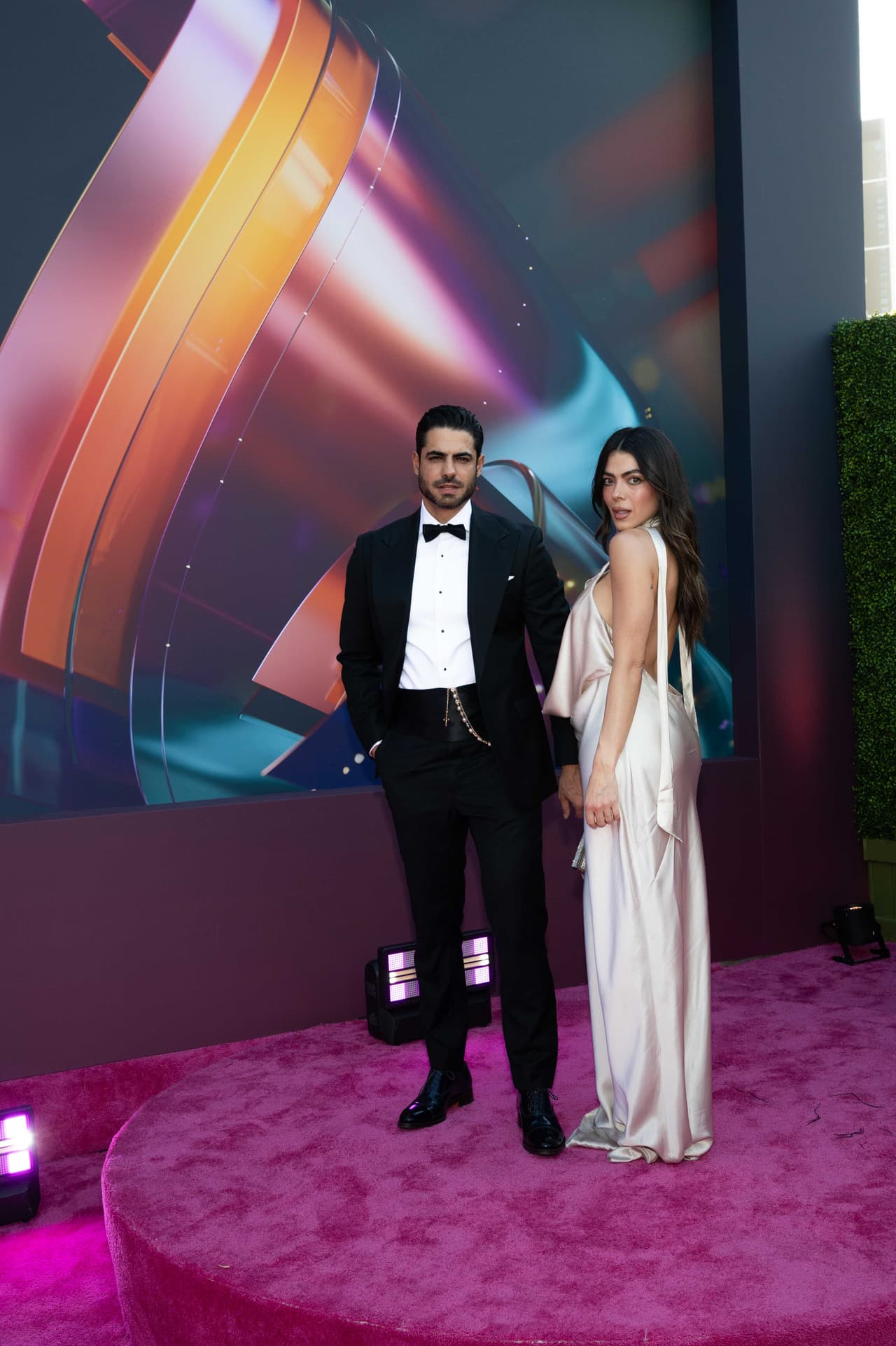 Roberto Hernández y su esposa Danella Urbay muy bellos e impecables.