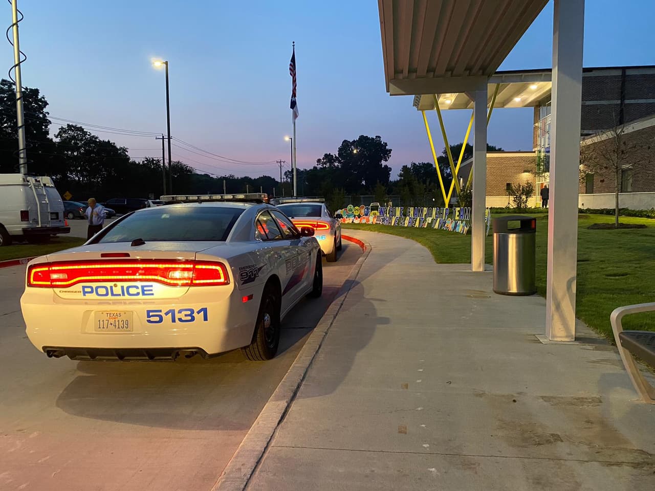 Pero aún hay más de 30,000 estudiantes que no pudieron iniciar las clases el día de hoy.
<br>