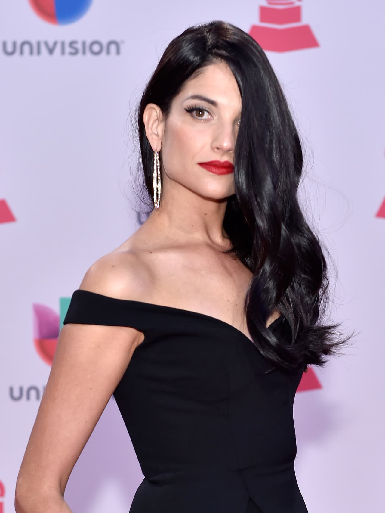 <b>4. </b>Entre las memorables cabelleras está la de Natalia Jiménez, que hace resaltar su rostro con el tono negro de su cabello, el cual cuida al máximo. Ella prefiere la mayor parte de las veces llevarlo suelto, sin dejar de aplicar productos para controlar la humedad.