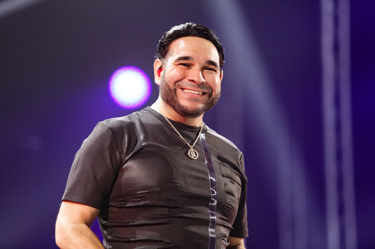 El Chaval subirá al escenario para actuar junto a Romeo Santos. Mientras ese momento llega, optó por un vestuario en color negro para los ensayos.