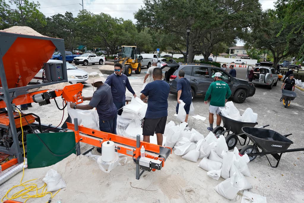 Los residentes de Florida Central y la Bahía de Tampa alistan los preparativos antes que Idalia. Varios condados de la bahía han repartido costales de arena para las posibles inundaciones.