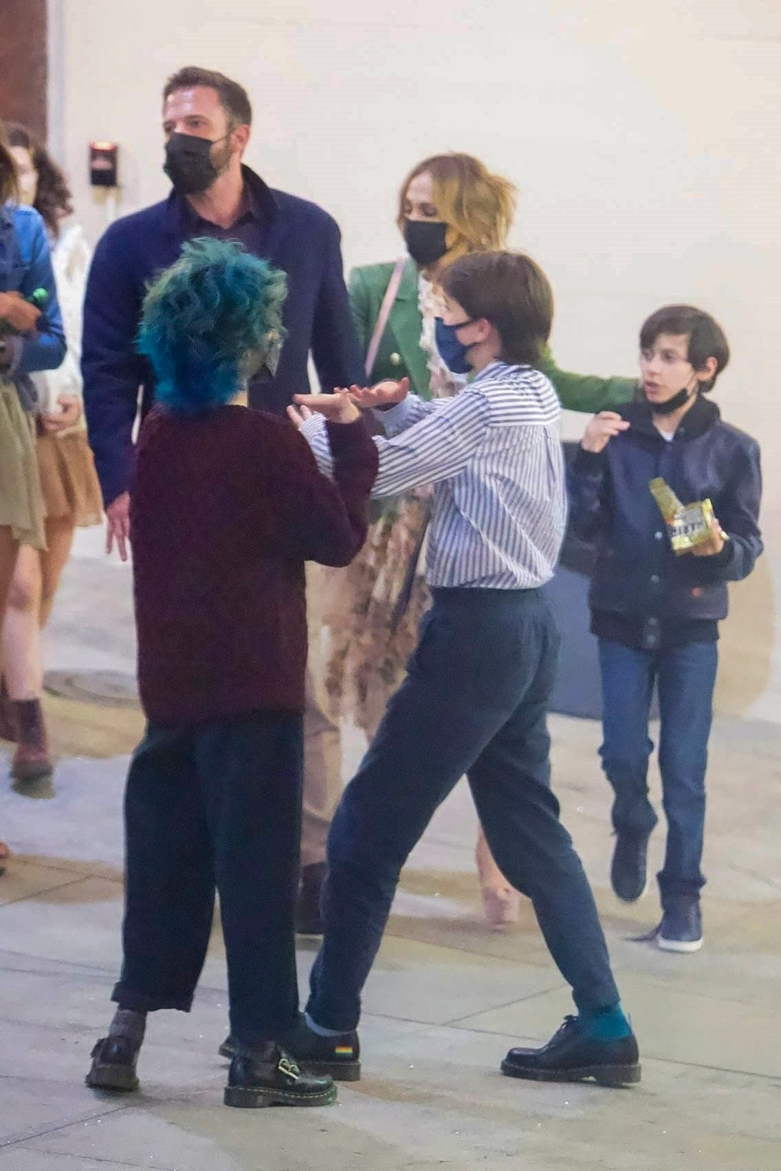 Al día siguiente, el sábado 21, Affleck y López 
<b><a href="https://www.univision.com/famosos/ben-affleck-cumpleanos-jlo-cita-max-beverly-hills-fotos" target="_blank">volvieron a estar juntos en familia</a></b> y en esta ocasión con la flotilla completa. 
<br>