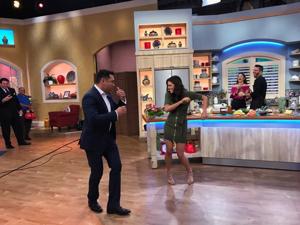 1, 2, 3... por primera vez Oscar de la Hoya bailando bachata.