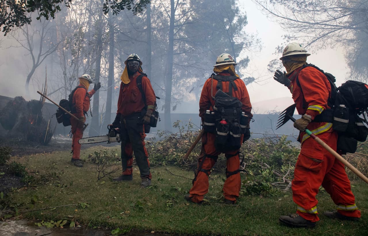 El jefe de los bomberos del condado Los Ángeles, Daryl Osby, dijo que ninguno de los incendios en el norte del condado está contenido.