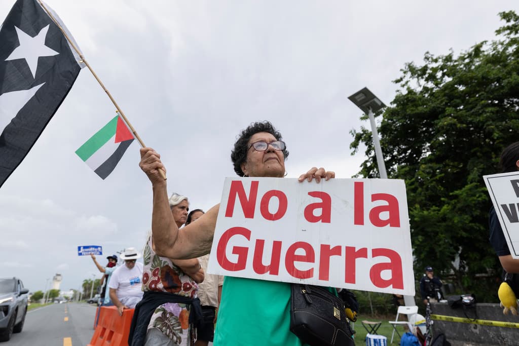 La Marina indicó que solo 
<b>practican ejercicios anfibios</b> y 
<b>operaciones de vuelo</b> en el sur de la isla. Sin embargo, entre los manifestantes frente a la base Muñiz, el domingo, había dudas sobre el propósito de la 
<b>amplia presencia militar, de costa a costa de Puerto Rico</b>.