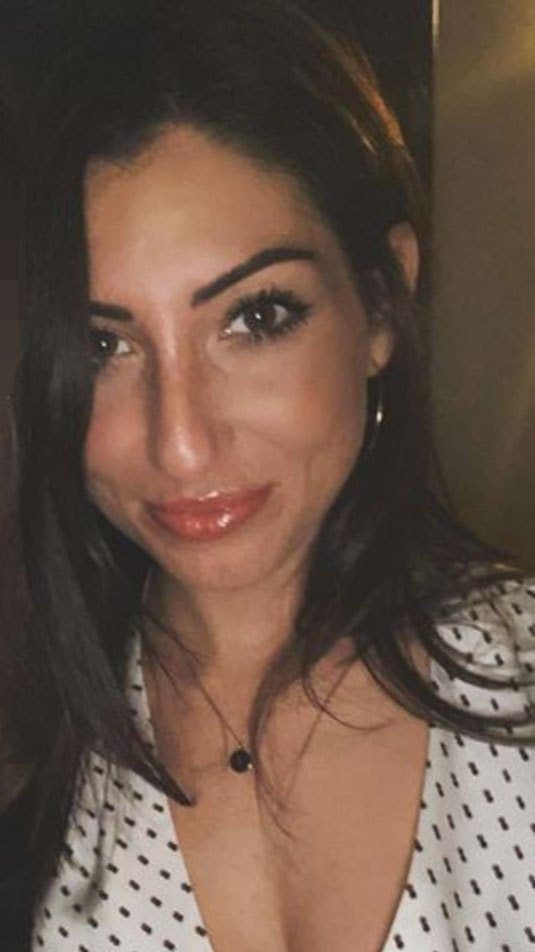 <b>ALYSSA MCGRATH</b>
<br>
<br>"Quería creer que estoy ahí arriba y que estoy ayudando por mi buen trabajo. Y sentí que si les decía eso, no sólo me avergonzaría. Casi me desacreditaría".