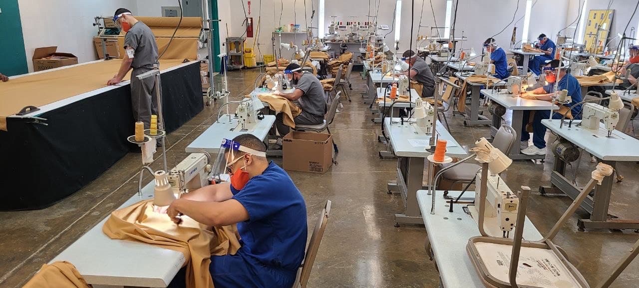 Confinados producen uniformes y mattress para la población penal