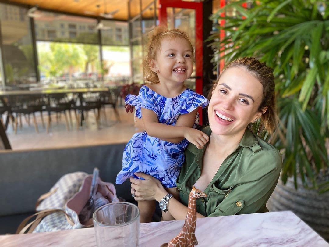 Desde el nacimiento de su hija Chloé Sophia, Carolina Sarassa ha compartido los maravillosos momentos de la maternidad en sus redes sociales.