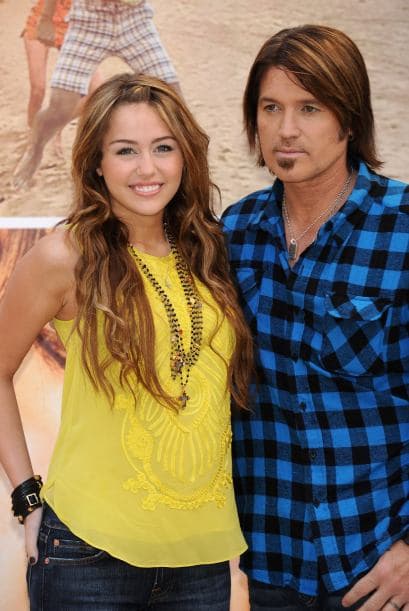 A Miley no le parecieron las declaraciones que realizó su padre, así que decidió romper todo tipo de relación con su progenitor durante algunos meses. Bill Ray Cyrus llegó a comentar que su hija Miley lo ha decepcionado en varias ocasiones y que, incluso, se arrepiente de haberla encaminado en el mundo del espectáculo.