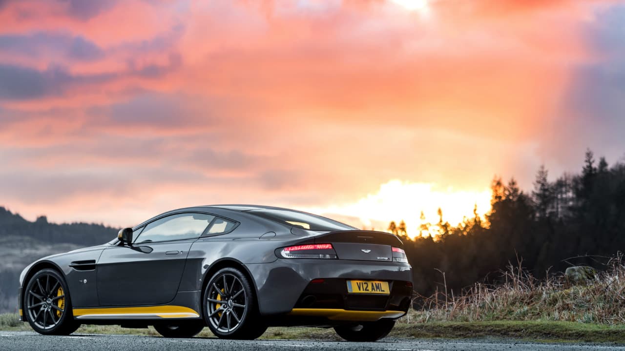 <b>Aston Martin Vantage S V12 6.0 litros</b>
<br>Seguramente quien tiene un auto de este tipo lo que menos le preocupa es el consumo, la billetera es abundante y puede solventar el gasto y optar por un modelo como el que Aston Martin tiene como uno de los más veloces y extremos dentro de su portafolio y para ello utiliza
<b> un motor V12 de 6.0 litros de 570 caballos de fuerza</b>.
<br>