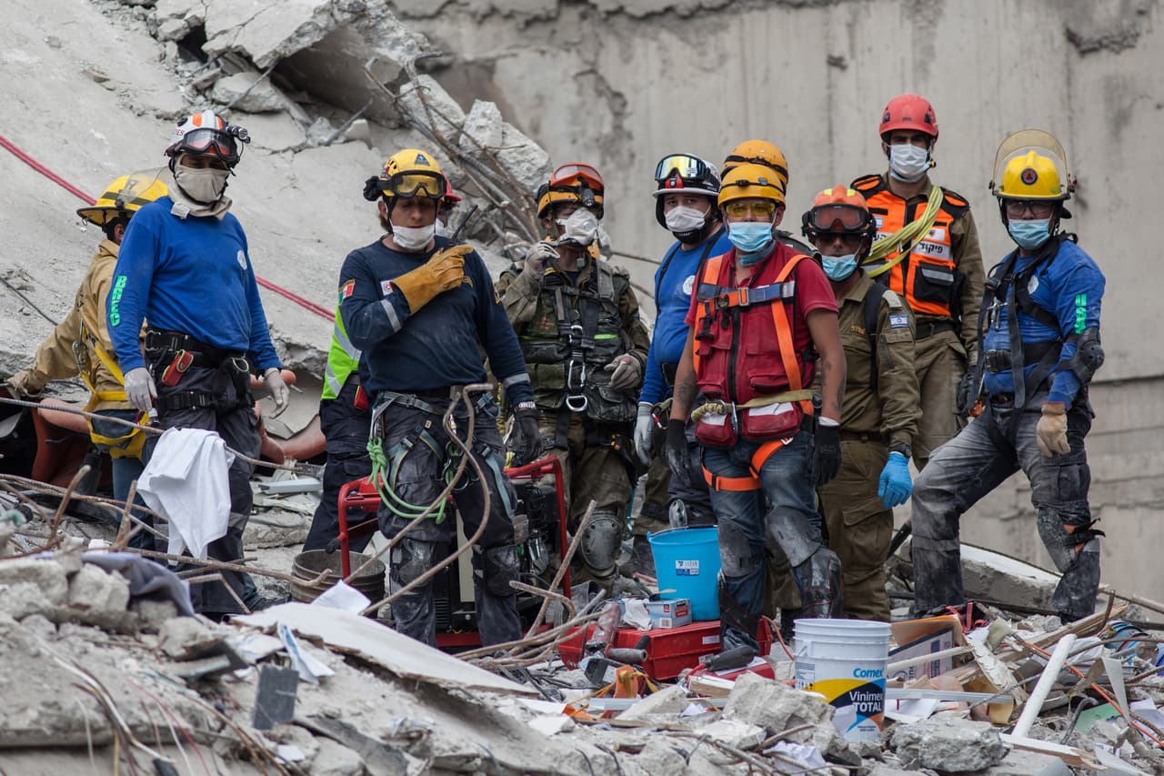 Rescatistas Mexicanos e israelíes intentan localizar sobrevivientes en la Ciudad de México. El país de unos 123 millones de habitantes ha sufrido dos poderosos sismos este mes, que han dejado más de 400 muertos hasta el momento.
