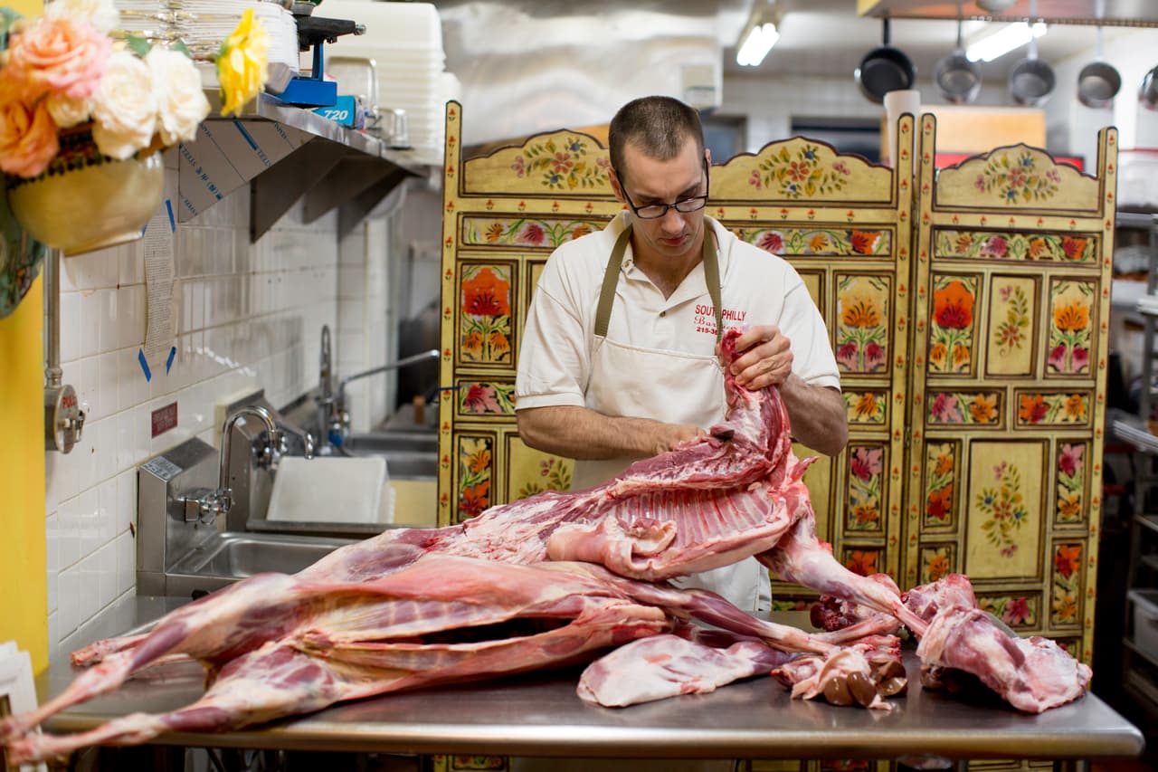 El chef Benjamin Miller es el esposo de Cristina y su mejor cómplice en la difícil empresa de preparar barbacoa mexicana en Filadelfia.