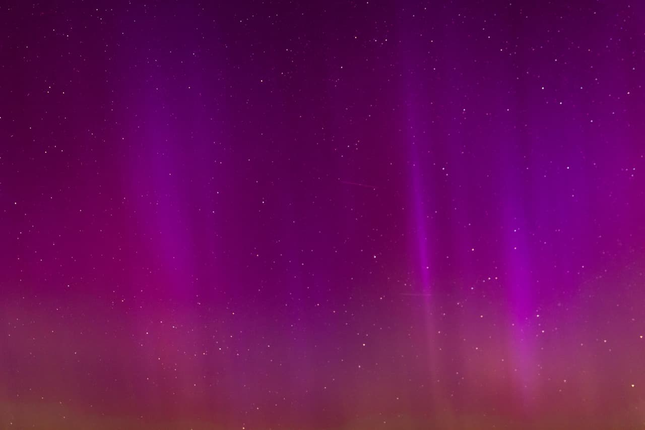 Una tormenta geomagnética iluminó el cielo nocturno con las luces de la aurora boreal sobre las salinas de Bonneville en Wendover, Utah.