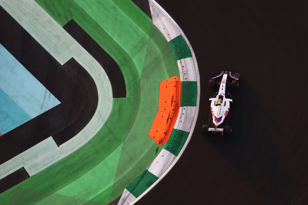 Lewis Hamilton se quedó con la pole position del Gran Premio de Arabia Saudita en el que Max Verstappen encendió las alarmas al tocar pared y terminar en el tercero de la Q3. El mexicano Sergio Pérez terminó quedándose en el quinto lugar en una emocionante clasificación.