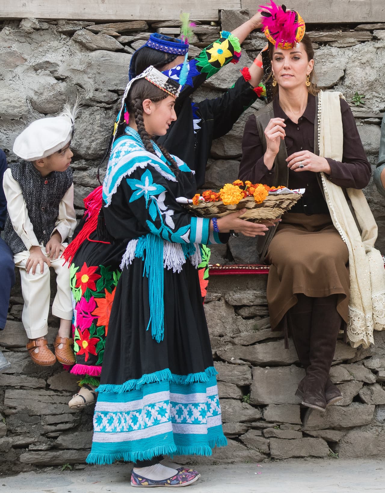 Una reseña de 
<b><a href="https://people.com/royals/kate-middleton-and-prince-william-meet-survivors-of-flooding-caused-by-glacial-melting-in-pakistan/" target="_blank">People</a></b> informa que la duquesa y el príncipe también se reunieron con miembros del pueblo de Bumburet, el cual sufrió inundaciones en 2015 a causa del derritimiento del glaciar.