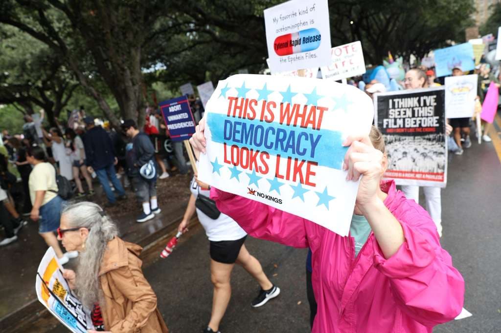 Los manifestantes también pidieron a los ciudadanos salir a votar este próximo 4 de noviembre en las elecciones.