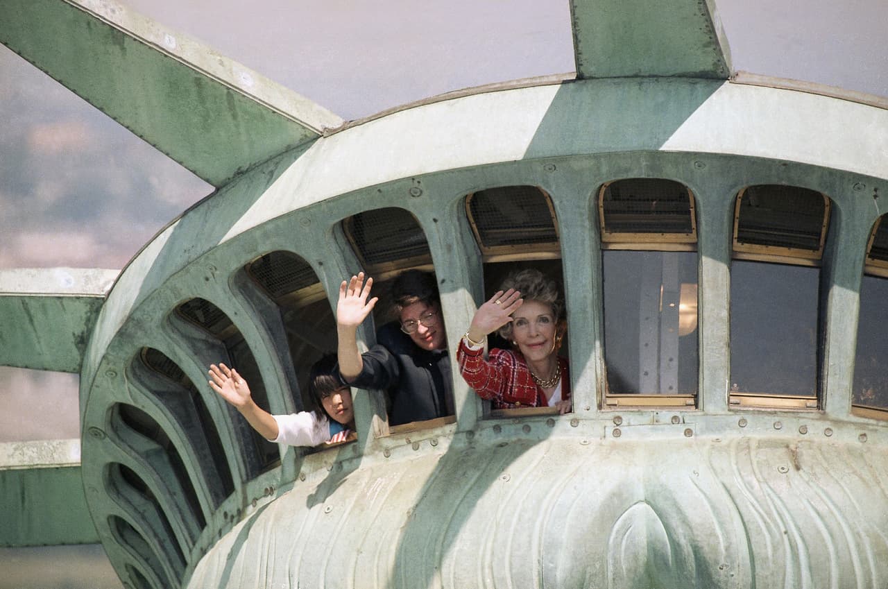 La estatua ha tenido varias restauraciones y mejoras, una de las más importantes realizadas durante la administración de Ronald Reagan. En la fotografía la primera dama nancy reagan durante la reapertura del monumento al, luego de un año de reparaciones en 1986.
<br>