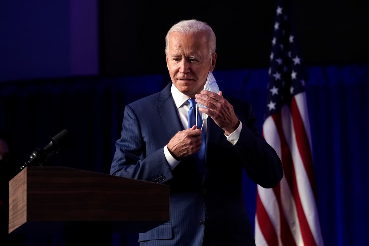 Joe Biden luego de dar un discurso en su centro de campaña en Delaware, el 6 de noviembre. Tres días después de la noche electoral el demócrata tenía más de 74 millones de votos, unos 4 millones por encima de Donald Trump y el conteo de votos electorales se disputa en apenas 4 estados, dominados por Biden con una corta ventaja. Pennsylvania le dio 20 votos electorales con los que superó el número mágico de los 270 necesarios para convertirse en el próximo presidente. Mientras tanto, Trump ha hablado de un fraude masivo sin pruebas y prometió acciones legales.