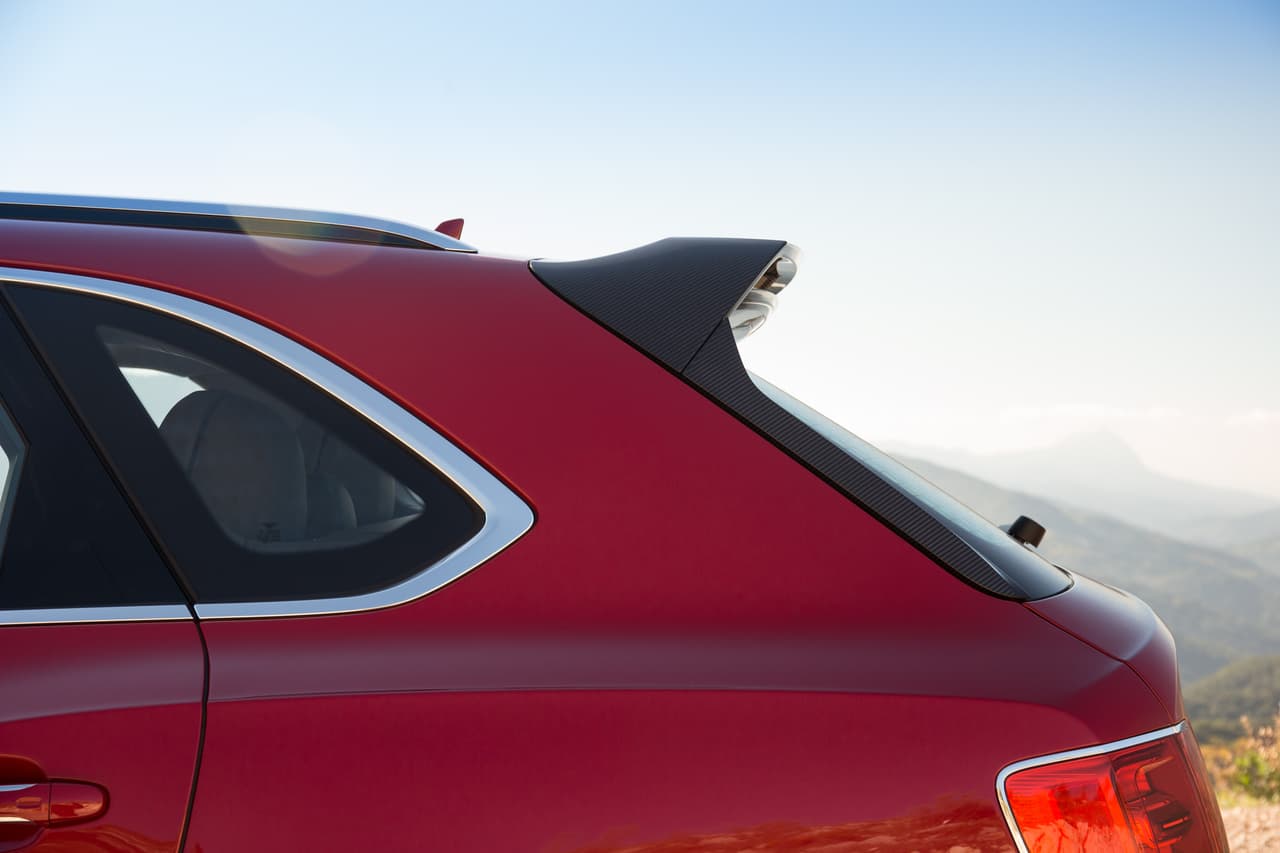 La trompa larga es obligada por la presencia de un enorme motor V12 doble turbo, pero para lograr la ilusión de una cola corta los diseñadores de Bentley inclinaron la ventana del portón trasero basándola en una superficie inclinada creada por una línea de carácter que sale de las puertas traseras y que forma unos hermosos hombros traseros.