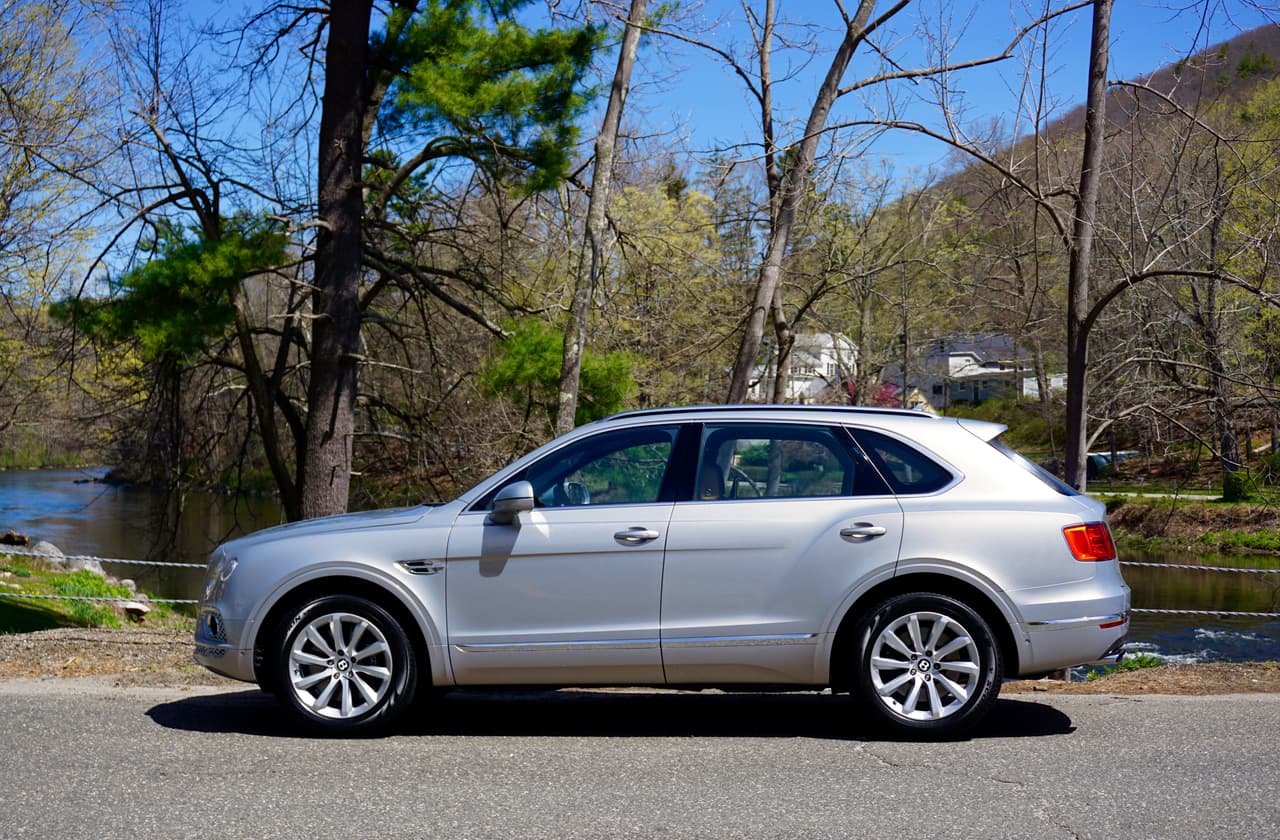 Construida sobre la plataforma modular MLB del grupo Volkswagen (Bentley es una subsidiaria de Volkswagen AG) la nueva Bentley Bentayga muestra las elegantes proporciones clásicas que sólo una trompa larga junto con una cola corta pueden dar. Un logro notable ya que después de todo estamos hablando de una camioneta con las restricciones que un diseño de dos volúmenes impone.