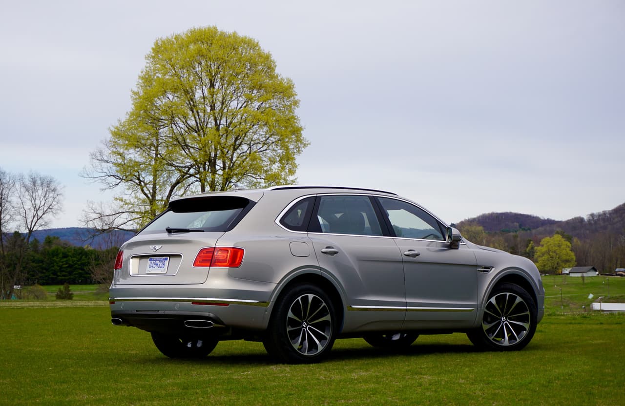 Los fabricantes de autos de súper lujo como Bentley, que nunca ha sido extraña a la fabricación de autos extra large, ven en SUVs como la Bentayga una herramienta para aumentar su base de compradores y generar ganancias extra.