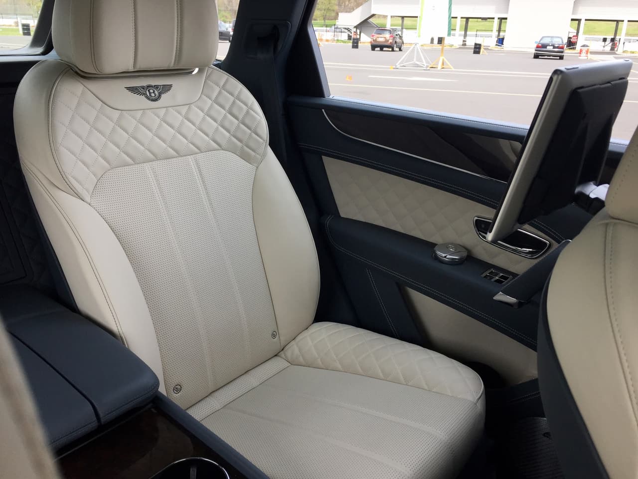 Los asientos con costuras acolchadas de la Bentley Bentayga por su apariencia podrían decorar algún aristocrático salón y por su funcionalidad y características podrían equipar la cabina de un auto de carreras.