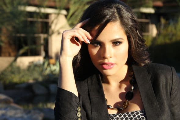 Nuestra representante Gloricely Loug ha llegado muy lejos en Nuestra Belleza Latina 2015. Pero la joven de 19 años podría ser descalificada este fin de semana, dejando sus sueños a medias. Aunque su futuro es incierto, de lo que no hay duda es que a esta arizonense le sobra belleza y talento, como lo muestran esta sesión de fotos en las instalaciones de Univisión Arizona.