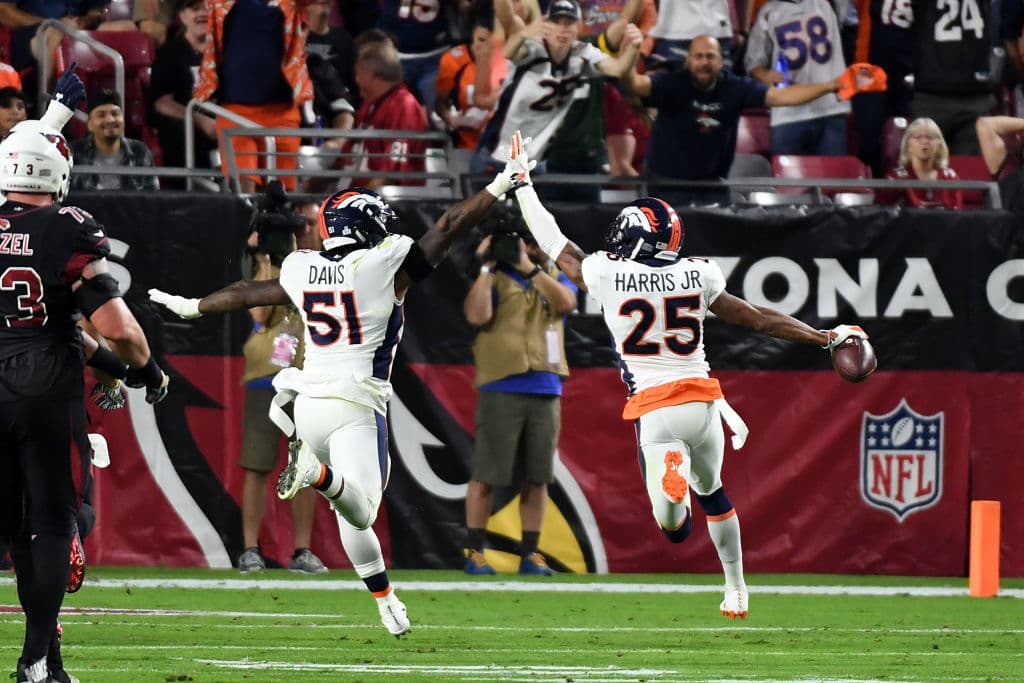 Faltando 2:13 del primer periodo, Chris Harris Jr (25) interceptó un pase del novato Josh Rosen para regresarlo 53 yardas hasta el end zone para que la ventaja aumentara a 21-3.