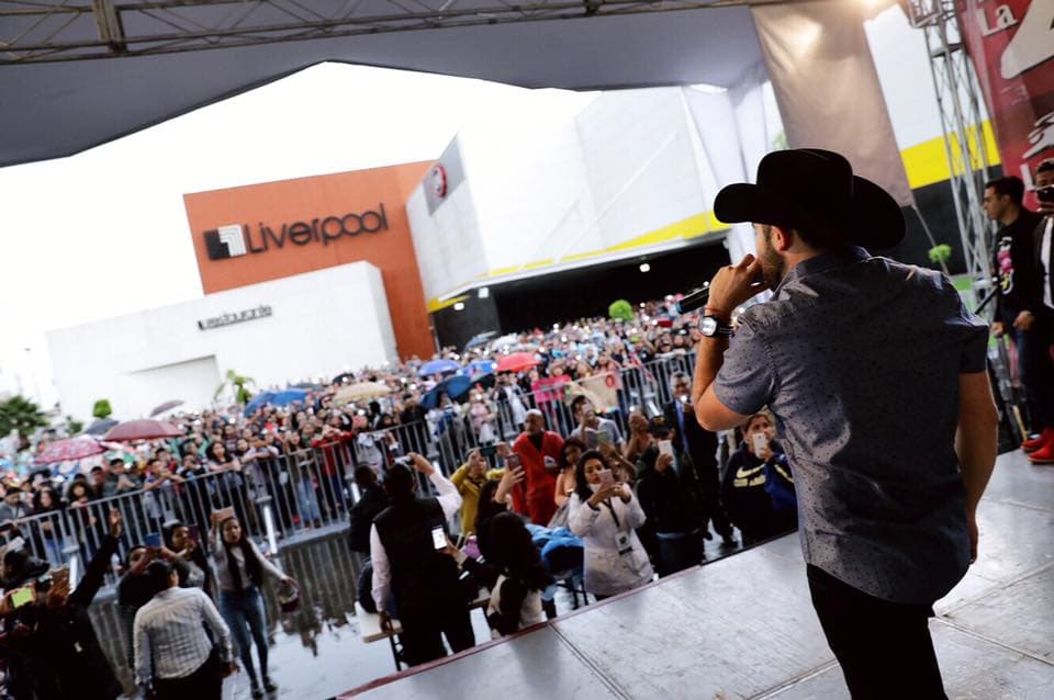 La segunda parada fue en Ecatepec, Estado de México, donde la gente lo esperó varias horas, pese al fuerte aguacero que cayó en ese lugar el pasado miércoles.