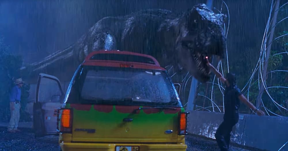 <b>Las tácticas de Ian Malcolm</b>
<br>El doctor Ian Malcolm tenía formas muy creativas de defenderse de los dinosaurios en 'Jurassic Park', como cuando decidió usar una bengala para distraer a un T-Rex, truco que no funcionó.
<br>