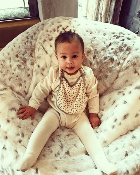 Luna está próxima a cumplir un año de edad y ya es toda una celebridad en las redes sociales de sus famosos padres, John Legend y Chrissy Teigen.