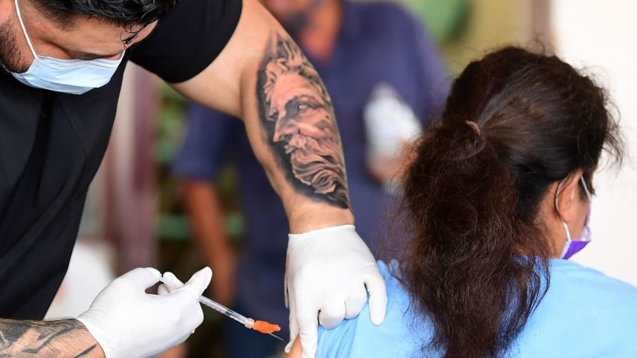 ¿Qué puede pasar con empleados que se nieguen a vacunarse contra el covid-19 en Dallas? Un abogado explica