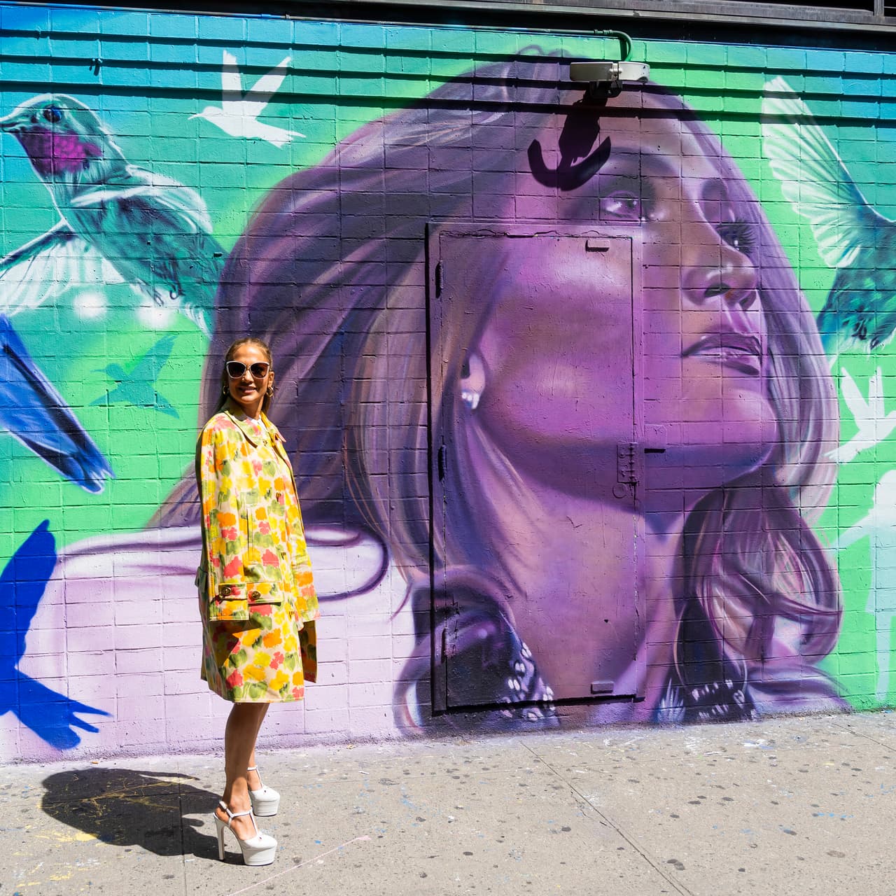 Combinó el look con unas 
<b>plataformas de Gucci </b>y un bolso de Salvatore Ferragamo.
<br>