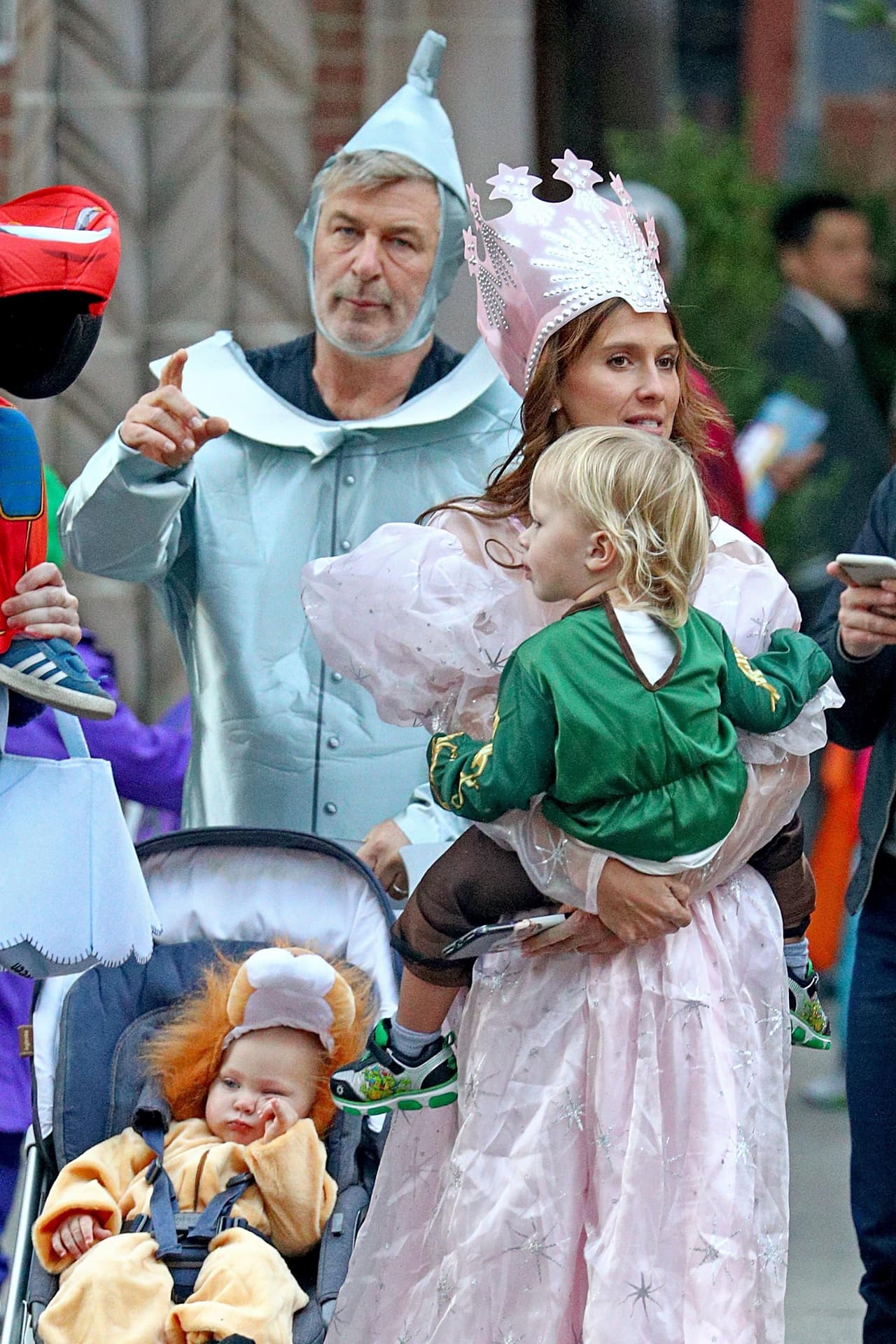 Hilaria y Alec se casaron en 2012 y 
<b><a href="https://www.univision.com/shows/la-banda/hilaria-y-alec-baldwin-pasean-con-sus-adorables-nenes-fotos">tienen cuatro hijos</a></b>: Carmen (6 años), Rafael (4), Leonardo (2) y Romeo (1).