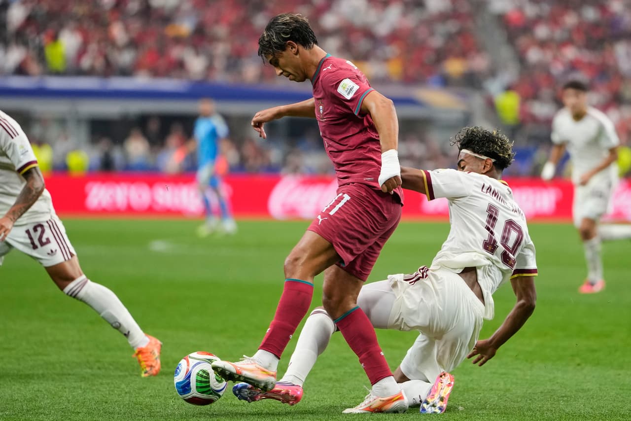 El español Lamine Yamal (19) y el portugués João Félix (11) disputan el balón durante el partido de octavos de final de la Copa del Mundo entre Portugal y España en Arlington, Texas, cerca de Dallas, el lunes 6 de julio de 2026. (Foto AP/Tony Gutierrez)