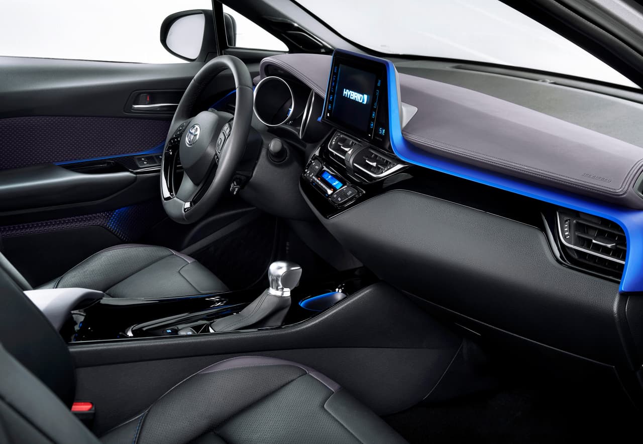 El interior de la Toyota C-HR cuenta con un aspecto que siendo muy moderno e innovador es también mucho más convencional que su exterior.