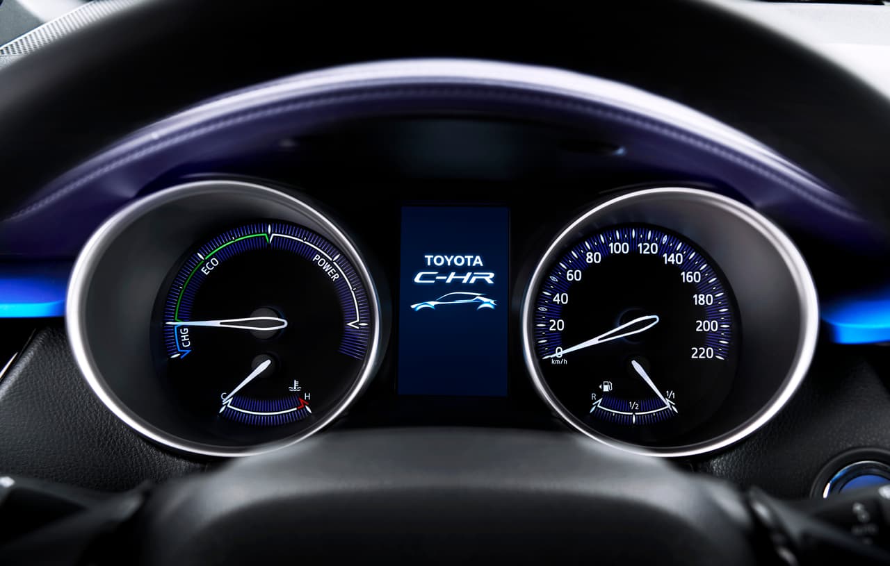 La instrumentación de la Toyota C-HR es sorprendentemente convencional y elegante.