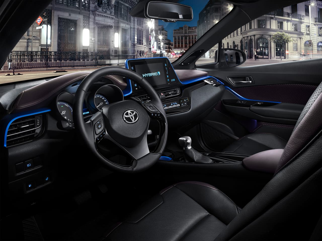 Si bien el interior de la Toyota C-HR es más convencional que su exterior, tampoco se trata de un heladito de vainilla.