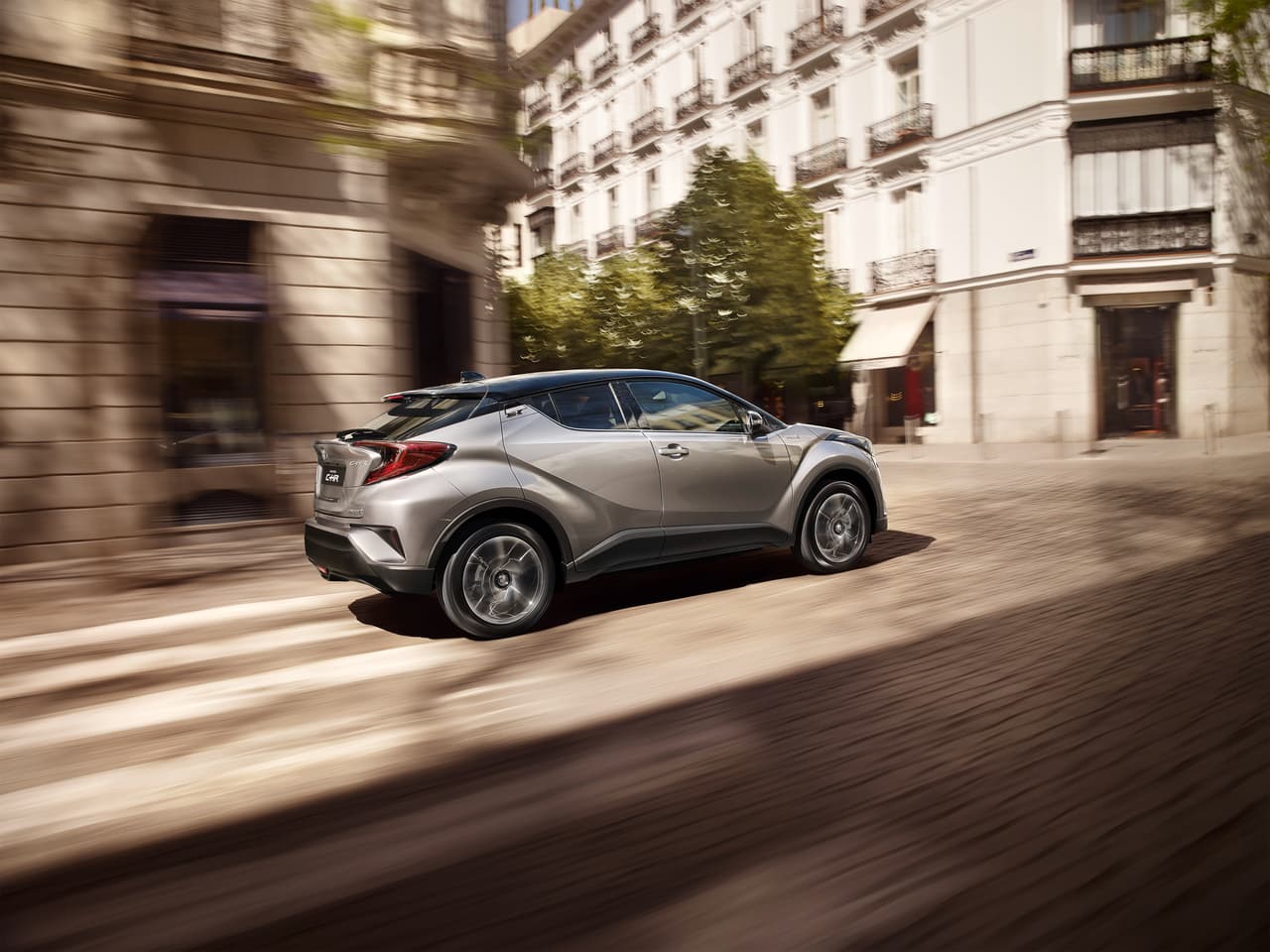 La Toyota C-HR contará con un motor de gasolina de 1.2 litros cuatro cilindros turbo de 114 caballos de fuerza que puede ser acoplado a una transmisión continua variable para tracción delantera o tracción integral o a una transmisión manual de 6 velocidades para tracción delantera solamente; así como un motor de dos litros de aspiración normal para ciertos mercado del este de Europa cuyas características aún no se han anunciado