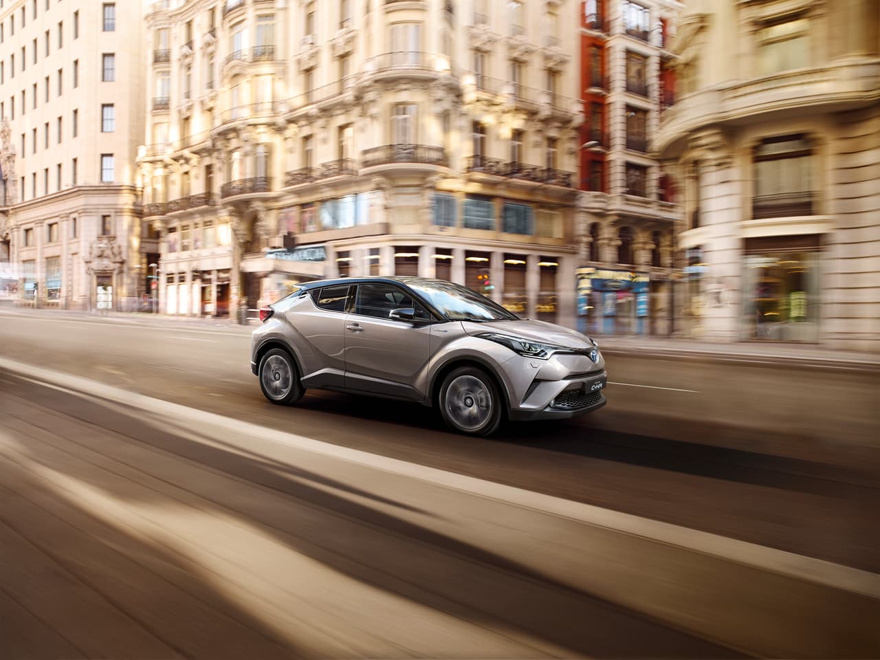 La estrella de la línea Toyota C-HR será la versión con tren motriz híbrido que genera emisiones de CO2 sumamente bajas de 800 g/Km a la vez que desarrolla 122 caballos de fuerza y rinde un combinado de 63.7 millas por galón para carretera y ciudad.