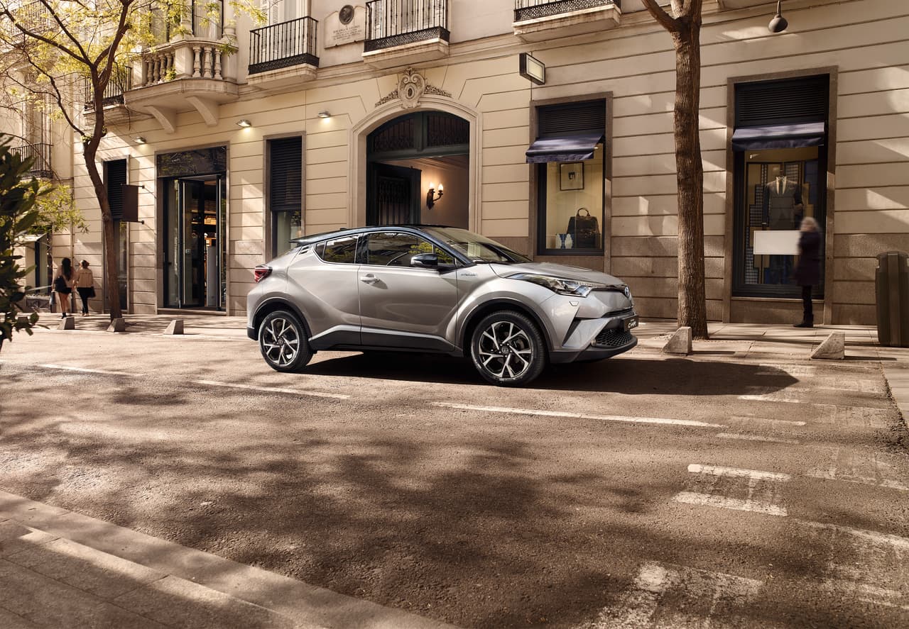 Extrañamente, las locas líneas de la Toyota C-HR no desafinan en este entorno eminentemente clásico.