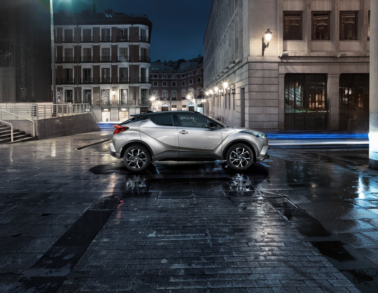 A pesar de lo convencional de esta imagen promocional, la Toyota C-HR está dirigida al corazón de un mercado que está siendo muy dificil de conquistar para los fabricantes: "los millennials".